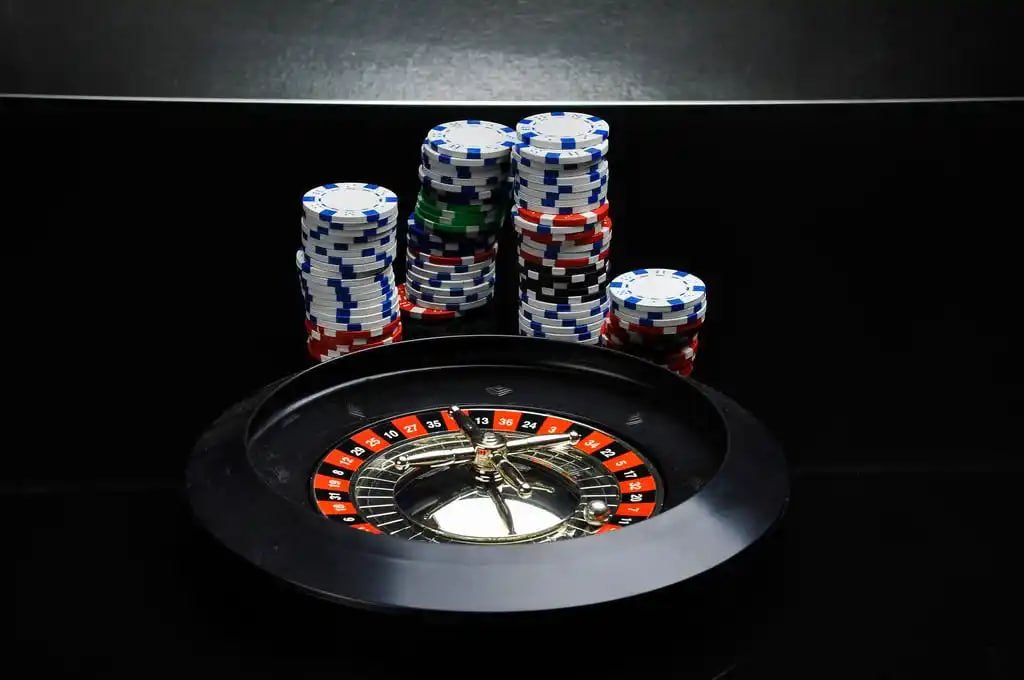 Pengguna menikmati layanan platform hiburan sports dan casino menggunakan ponsel dengan jaringan stabil di Jakarta